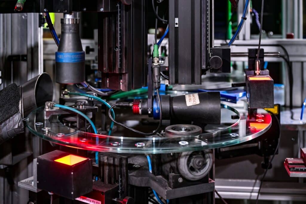 Industrielle Maschine mit Sensoren und rotierender Glasplatte