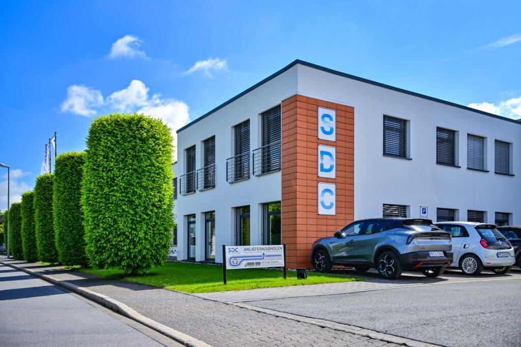 Modernes Bürogebäude mit SDC-Logo und Parkplatz