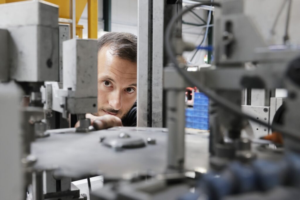 Techniker prüft präzise eine Industriemaschine