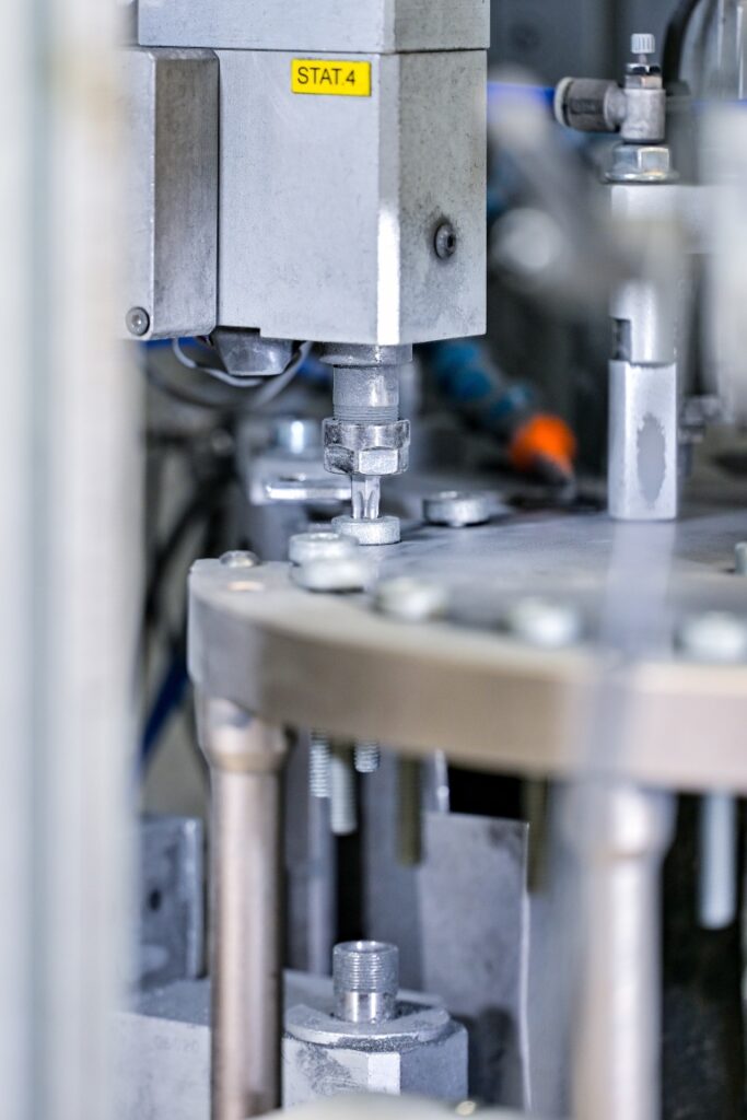 Industrielle Maschine montiert Metallbauteil in Fabrik